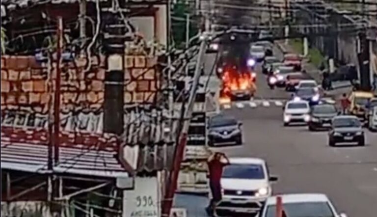 Chamas destroem carro na avenida Duque de Caxias; veja vídeo