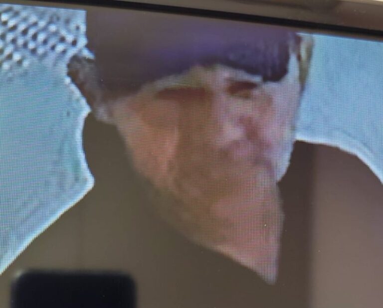 Polícia busca homem que furtou celulares em clínica da zona leste
